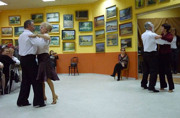 Popisy Grup tanecznych UTW na spotkaniu integracyjnym w Domu Kultury "Karton" oraz pokaz tańca "Zorby" w kawiarni "Klubowa"
