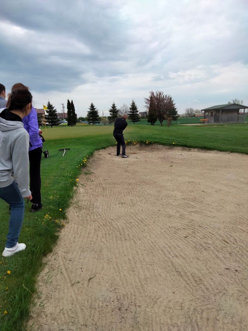 Studenci grają w golfa