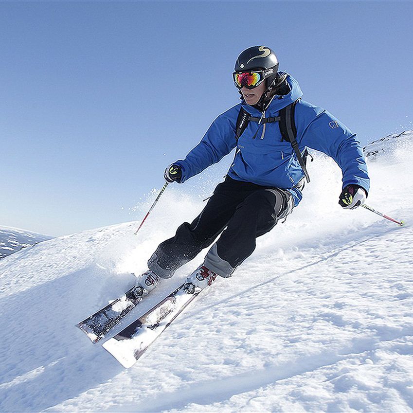 guy-skiing-in-hemsedal-dsbw-1400x1400-b265401e.jpg