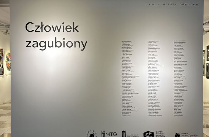 Relacja z wystawy “Człowiek zagubiony” w Katowicach, w której udział biorą pracownicy WSP UR