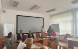 Prof. Maria Krauz odbiera gratulacje jubileuszowe od dziekan Kolegium Nauk Humanistycznych, prof. Agnieszki Myszki