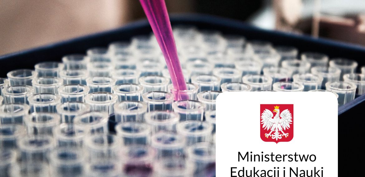 szklae probówki dozowane różowym odczynnkiem i logo ministerstwa edukacji