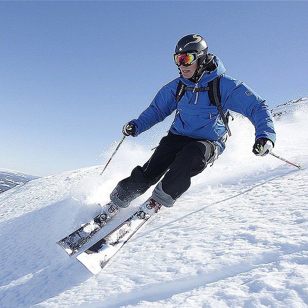 guy-skiing-in-hemsedal-dsbw-600x-39113e25.jpg