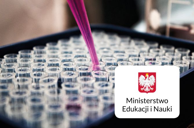 szklae probówki dozowane różowym odczynnkiem i logo ministerstwa edukacji