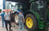 Studenci przyglądają się dwóm nowoczesnym traktorom