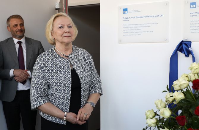 Żona prof. dr hab. Wrzesława Romańczuka przy tablicy upamiętniającej męża
