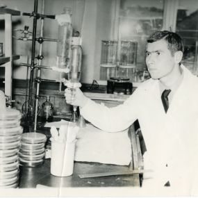 młody Andriy Sybirnyy w laboratorium