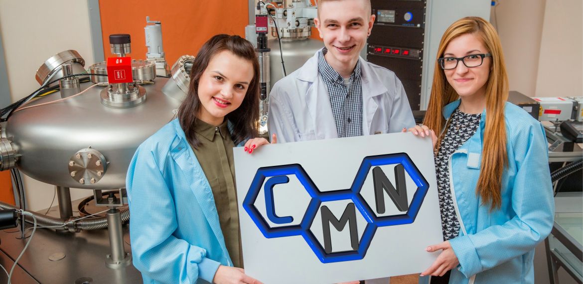 Grafika studenci w laboratorium - trzymają logo Centrum mikroelektroniki i nanotechnologii