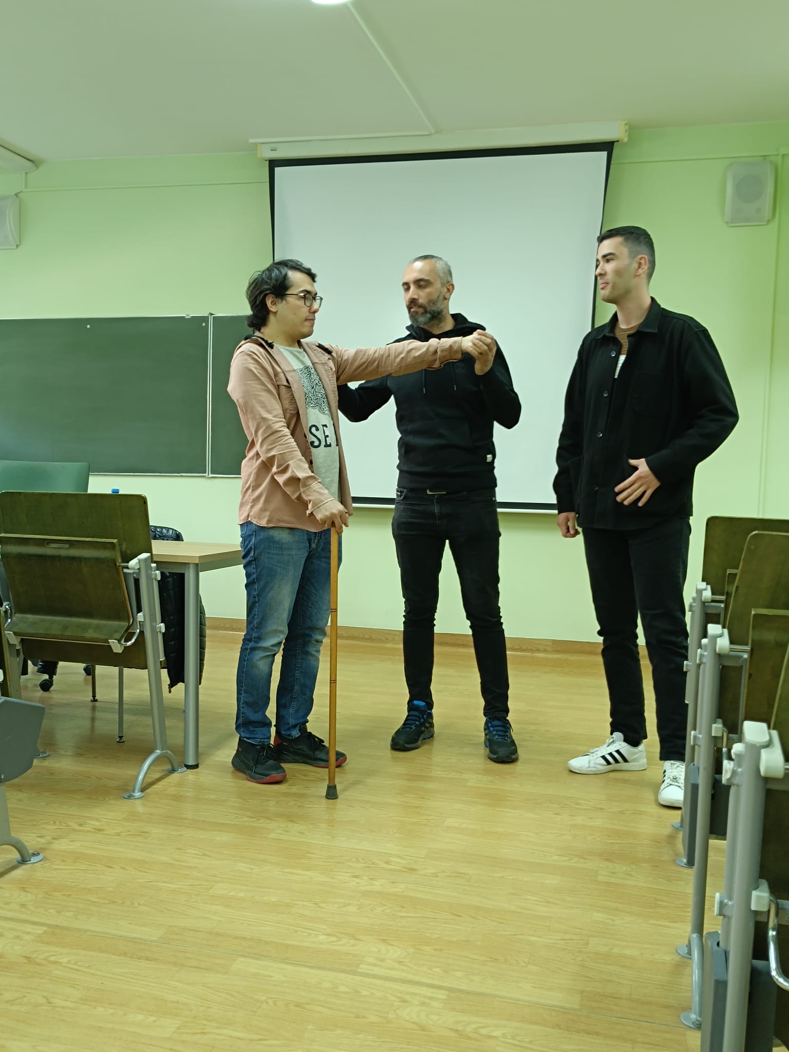 Prof. Ahmet Erdem prezentuje techniki hipnotyczne podczas wykładu w Uniwersytecie Rzeszowskim