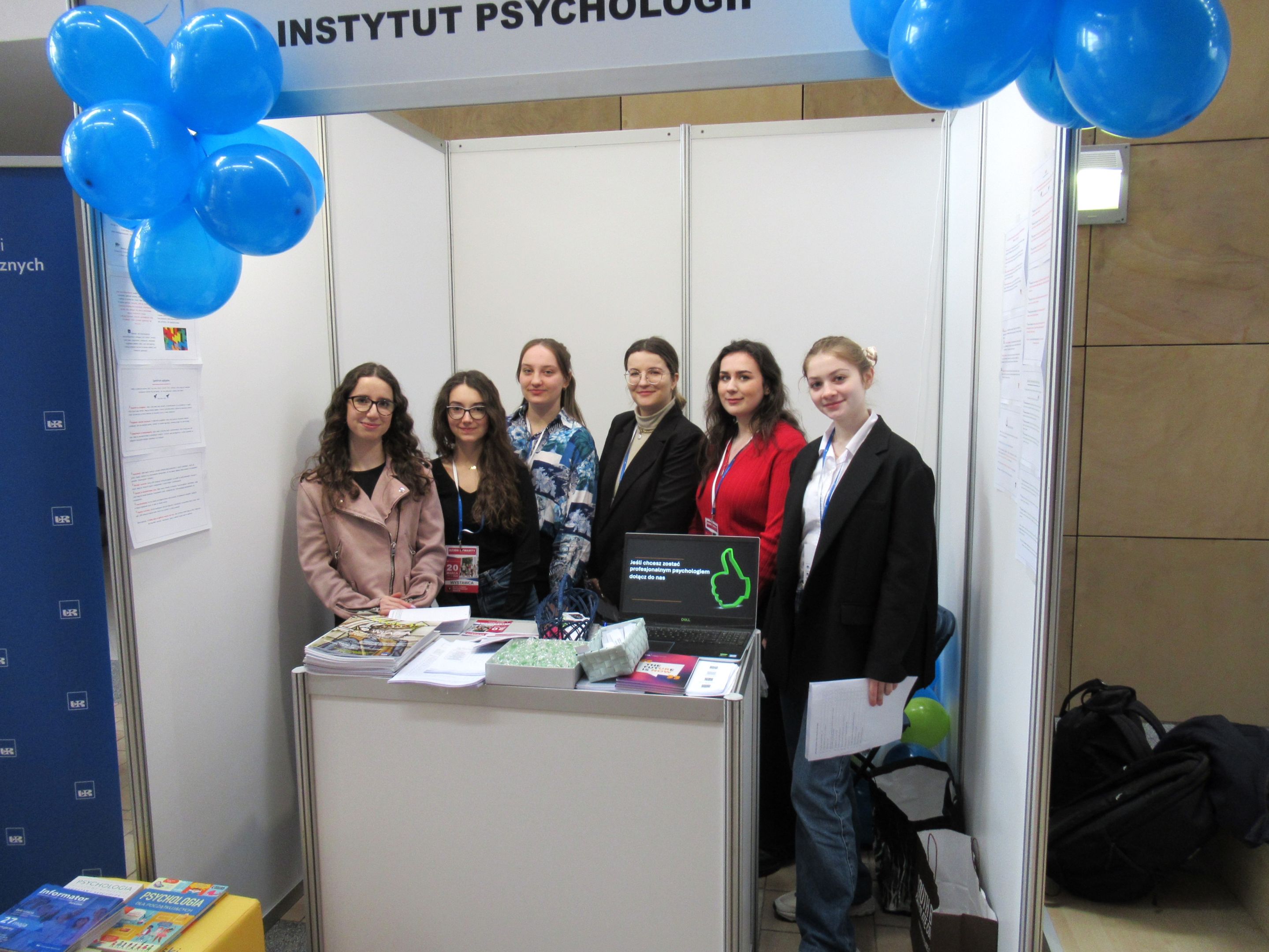 Studentki I roku psychologii zaangażowane w funkcjonowanie stoiska Instytutu Psychologii w trakcie Dni Otwartych UR.